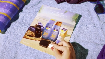 An&uacute;ncio em revista carrega bateria do celular