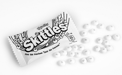 Skittles abre m&atilde;o do arco-&iacute;ris para homenagear Orgulho LGBTQ