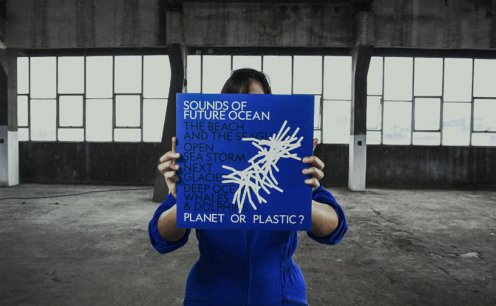 A National Geographic lan&ccedil;ou faixas para mostrar como os pl&aacute;sticos afetaram os oceanos 