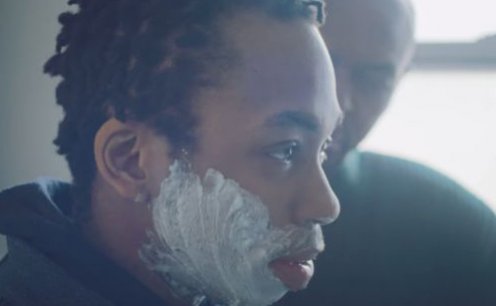Novo an&uacute;ncio da Gillette apresenta momento em que o pai ensina filho trans a fazer a barba pela primeira vez