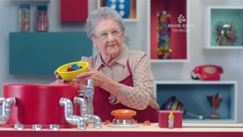 Em novo comercial da Ituba&iacute;na, Palmirinha fala sobre a f&oacute;rmula secreta da marca