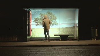 Coca-Cola cria "ver&atilde;o" em ponto de &ocirc;nibus gelado