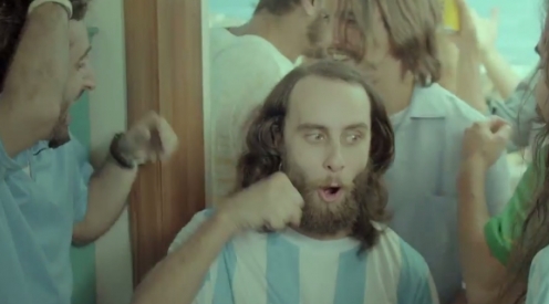 SKOL FECHA CAMPANHA COM CHAVE DE OURO E LAN&Ccedil;A HINO PARA ARGENTINA