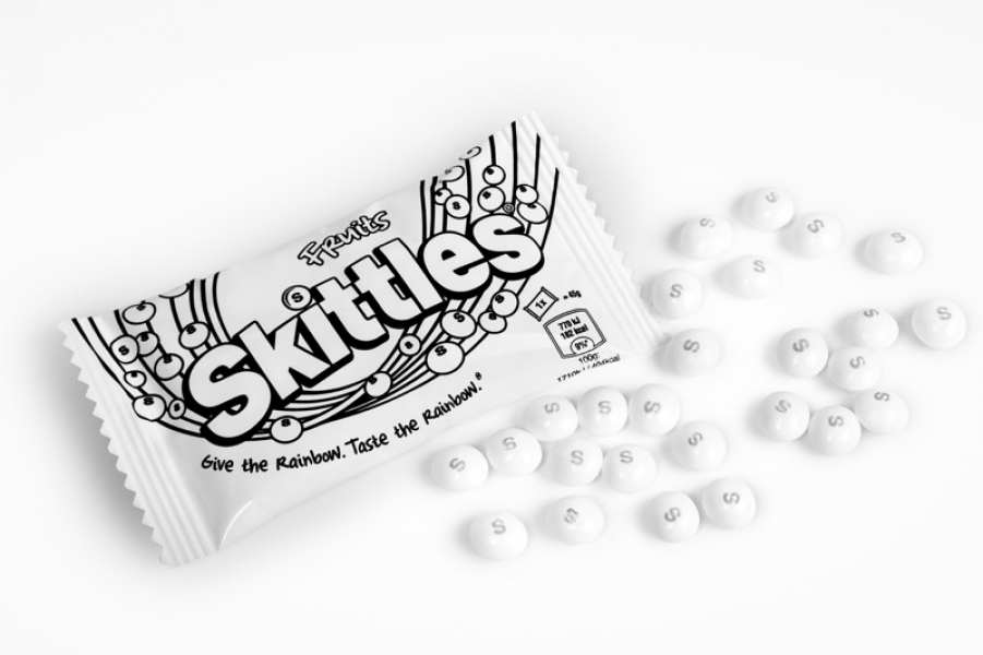 Skittles abre m&atilde;o do arco-&iacute;ris para homenagear Orgulho LGBTQ
