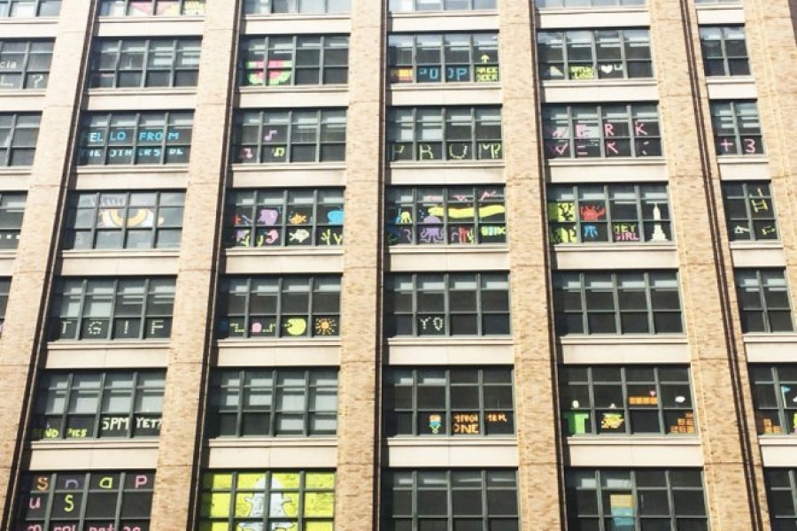 Guerra de post-its est&aacute; sendo feita em janelas de pr&eacute;dios de Nova Iorque