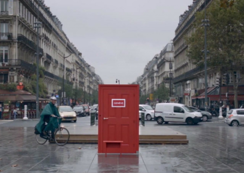 Portas no meio de pra&ccedil;as conectam cidades europeias