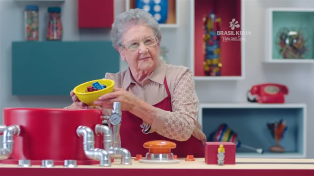 Em novo comercial da Ituba&iacute;na, Palmirinha fala sobre a f&oacute;rmula secreta da marca